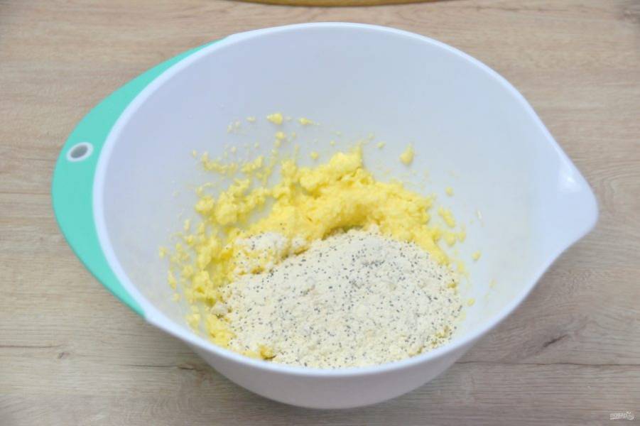 Соедините сухие ингредиенты и масляно-яичную смесь, смешайте, замесите довольно плотное тесто.
