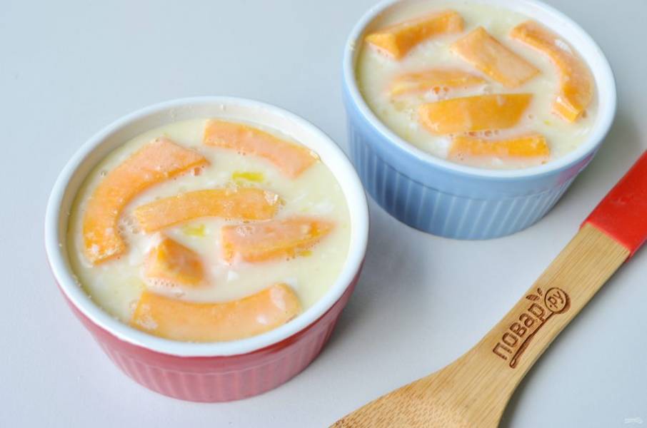 7. Залейте сладкой молочно-яичной заливкой. Отправьте в горячую духовку (200 градусов) и запекайте 30-40 минут до готовности тыквы. 