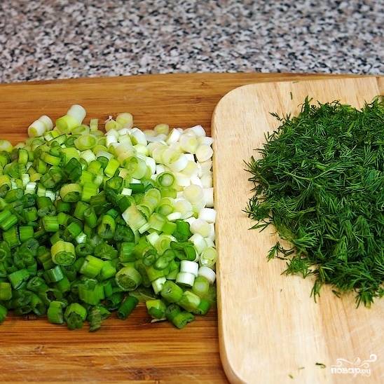 По вкусу добавляем в салат немного нарубленной зелени (лук и укроп).