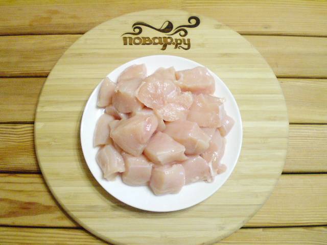Куриное филе вымойте и обсушите салфеткой. Порежьте средними кусочками.