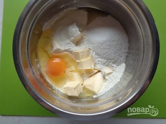Смешиваем муку с разрыхлителем и добавляем остальные ингредиенты. По правилам в тесто кладется только желток - в этом случае их понадобится 2 штуки. Но и с целым яйцом тарталетки получаются вкусными.