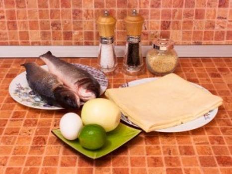 1. По этому рецепту рыба получается нежнейшей, а хрустящее тесто только усиливает вкус самого блюда. Вы можете использовать целую потрошенную горбушу или готовое филе - по желанию.