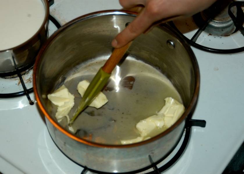 1. Классический рецепт курицы в соусе "Бешамель" начнем с соуса. В небольшом сотейнике или кастрюле растопить сливочное масло, не давая ему гореть. 