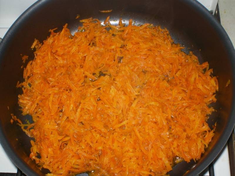 Натрите морковь или мелко порежьте соломкой. Обжарьте. 