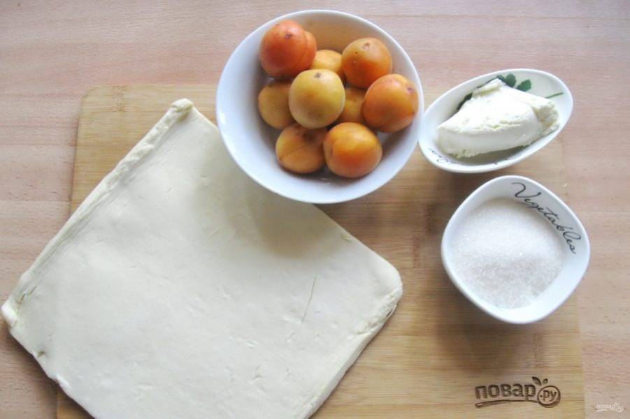 Подготовьте ингредиенты для приготовления слоек с абрикосами и творогом.