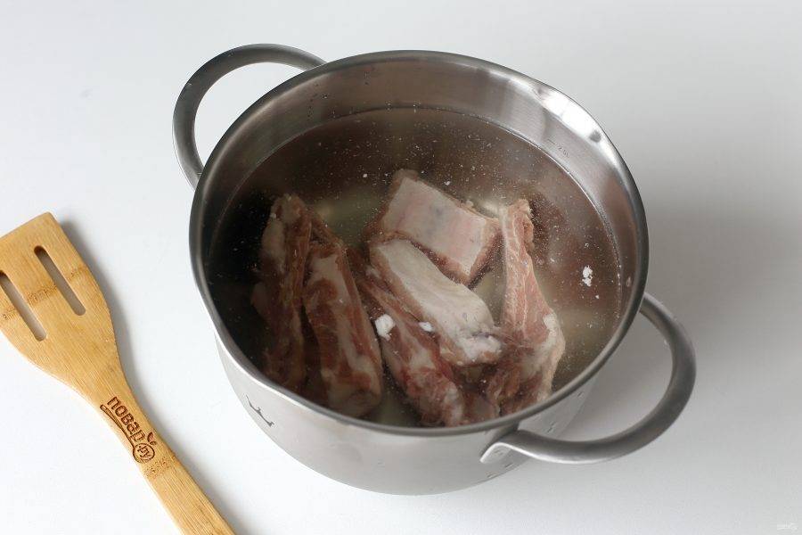 Начинаем с приготовления бульона. Мясо промойте, залейте водой и варите при слабом кипении до полной готовности. Можно добавить перец горошком и лавровый лист по желанию.