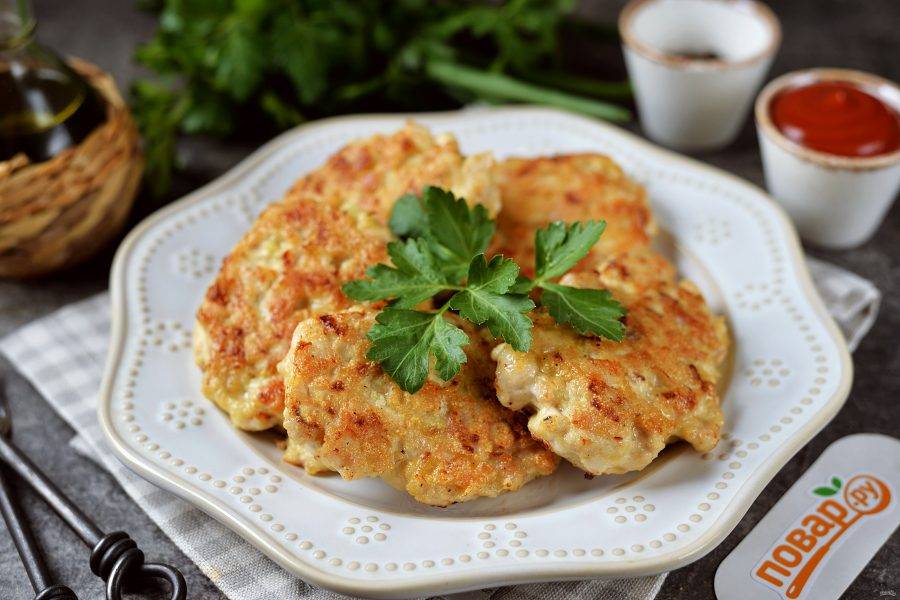 Рубленные оладьи из куриной грудки с сыром