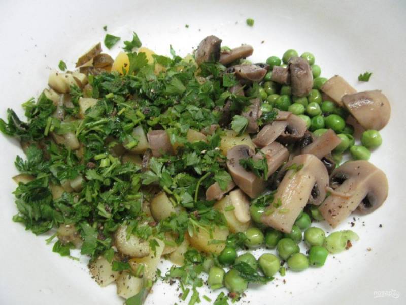 Мелко нарежьте зелень - укроп или петрушку. Заправьте салат растительным маслом, посолите и поперчите по вкусу. 