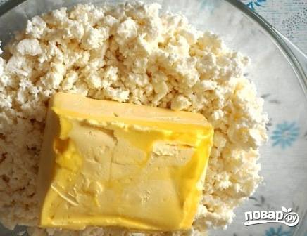 Выкладываем в миску творог, к нему добавляем мягкое сливочное масло или маргарин.