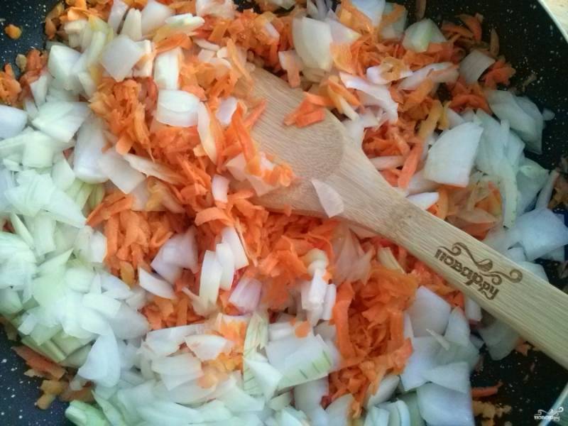 Измельчите лук и морковь. Обжарьте их на разогретом растительном масле до золотистого оттенка.