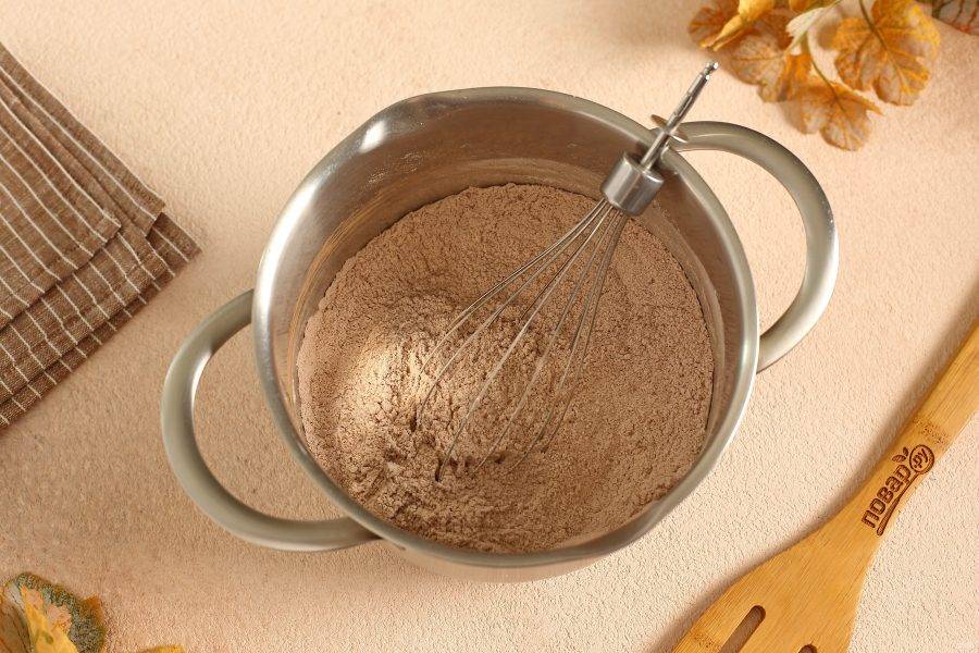 Соедините все сухие ингредиенты: сахар, муку, какао и разрыхлитель.