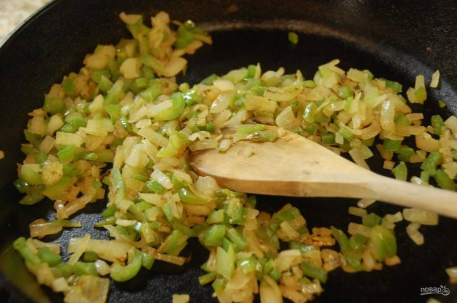 3.	Разогрейте в сковороде растительное масло и выложите лук с перцем, обжарьте их до мягкости.