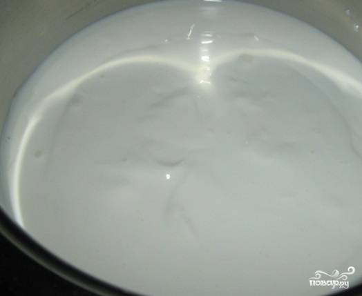 1. Возьмите подходящего размера емкость. Налейте в нее сливок, доведите их до кипения. Добавляя в сливки молоко, вы можете контролировать жирность продукта.
