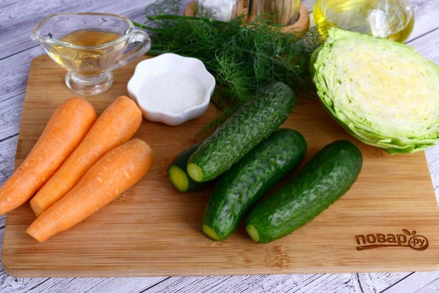 Овощи и зелень вымойте, морковь очистите.