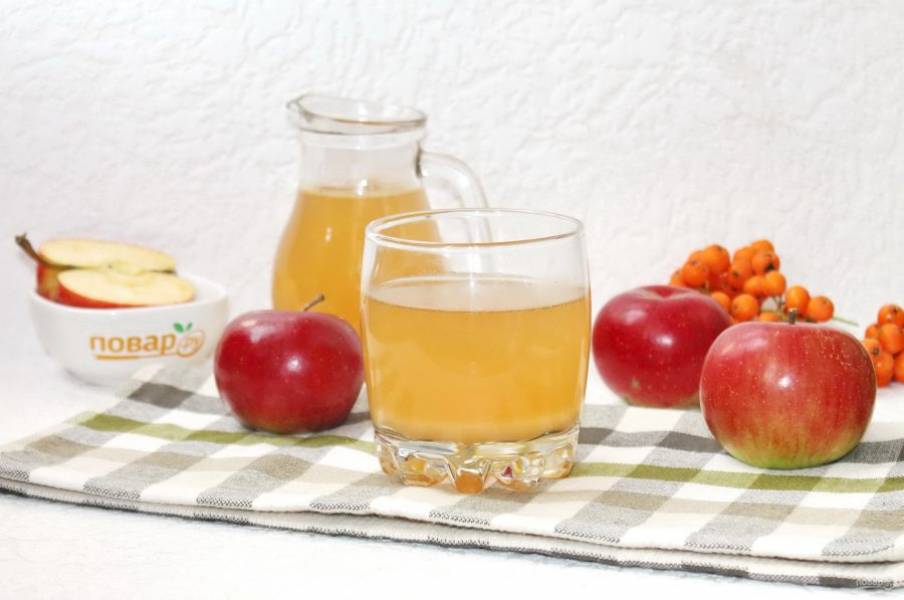 Вкусный и полезный яблочный сок в домашних условиях готов.
