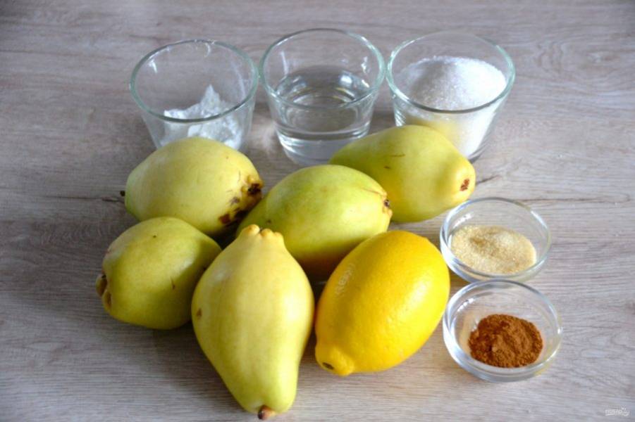 Приготовьте ингредиенты для грушевого конфи: груши 5 шт., 1 лимон, 200 грамм сахара, 10 грамм кукурузного крахмала, 10 грамм желатина, 60 мл. воды.