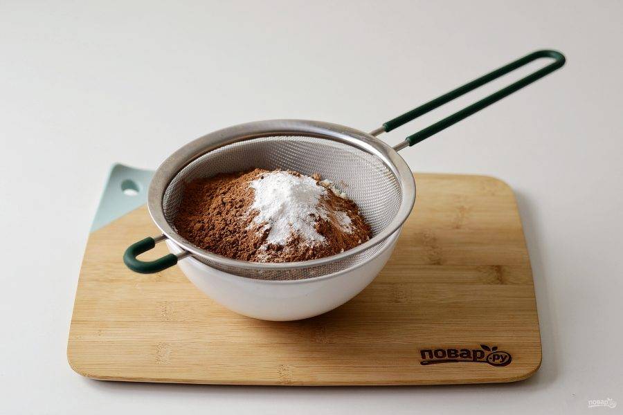 В большой миске просейте все сухие ингредиенты (муку, порошок-какао, разрыхлитель, соду и соль). Хорошо перемешайте.

