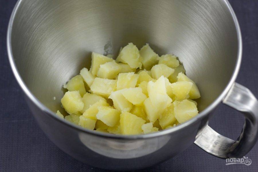 3. После этого превратите картофель в пюре, добавив масло, молоко и соль.