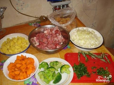 для начала, естественно, необходимо заранее подготовить все необходимые ингредиенты. Мясо, картофель,лук и морковь мы нарезаем кубиками, зелень мелко режем, а сыр трем на крупной терке. Картофель и мяса следует слегка посолить. 