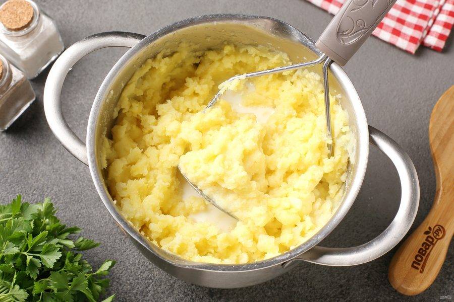 Разомните картофель в пюре и частями влейте в него горячее молоко.