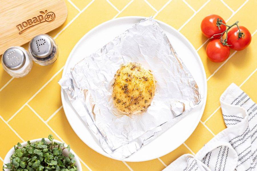 Выложите каждый клубень на кусочек фольги сложенный вдвое.