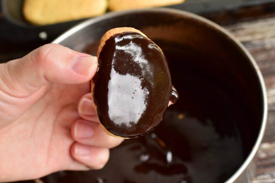 Каждое печенье смажьте сверху шоколадной глазурью.