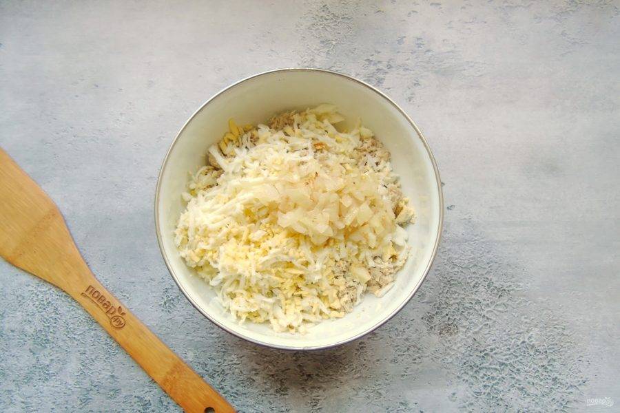 Репчатый лук мелко нарежьте и поджарьте в сковороде с подсолнечным маслом. Яйца сварите вкрутую, охладите и очистите. Натрите яйца на терке. Добавьте жареный лук и яйца в начинку.
