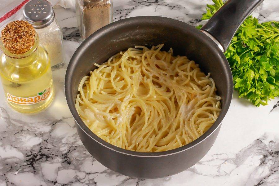 Вскипятите воду в ковше или кастрюле, всыпьте пару щепоток соли и выложите спагетти или другую пасту. Отварите практически до готовности, следуя указаниям на пачке с пастой.