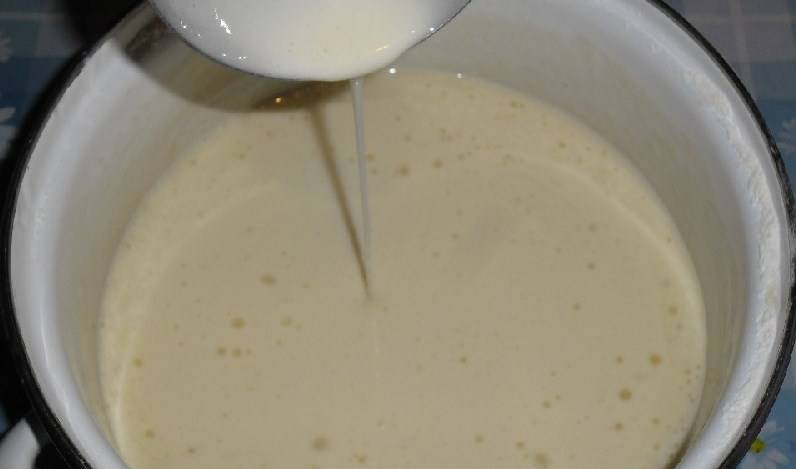 Затем — подогретое молоко. Тесто по консистенции должно быть похоже на жидкую сметану.