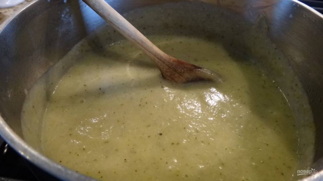 4.	Перебейте содержимое кастрюли в пюре (погружным блендером или перелейте в чашу блендера). Если суп очень густой, разбавьте его водой, по вкусу добавьте соль и специи, прогрейте 1-2 минуты.