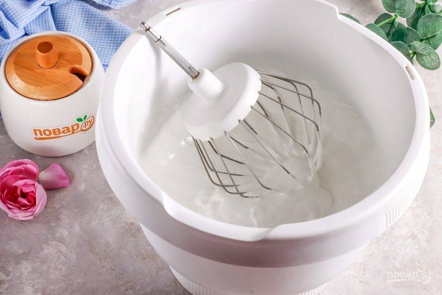 Взбейте оставшийся белок и сахарный песок в чаше кухонного комбайна 3-5 минут, добавив щепотку соли.