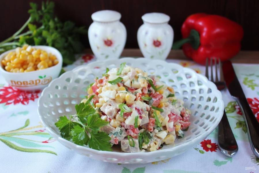 Салат с омлетом, ветчиной и зеленым горошком — рецепт с фото