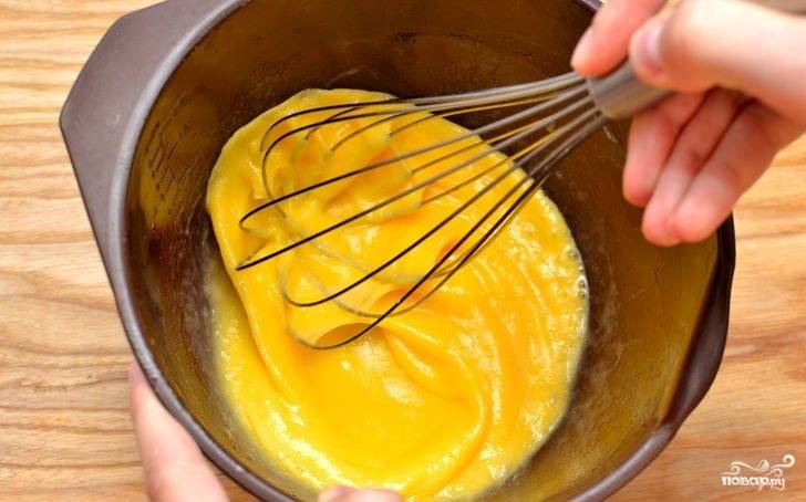 2. В отдельной мисочке взбейте яйца с ванильный экстрактом и растительным маслом. 