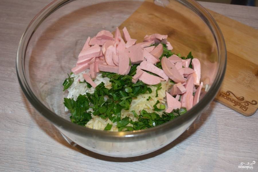 6. В салатнике соединяем редьку, зелень, яблоко, дорезаем колбасу (или сосиски). Заправляем салат растительным маслом. Добавляем специи и соль. Перемешиваем.