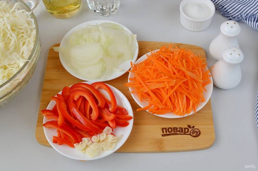 Очистите лук, морковь, чеснок, у сладкого перца удалите семена. Порежьте тонко лук и перец, чеснок нарежьте пластинками. Морковь натрите на крупной терке (я использую квадратную терку).