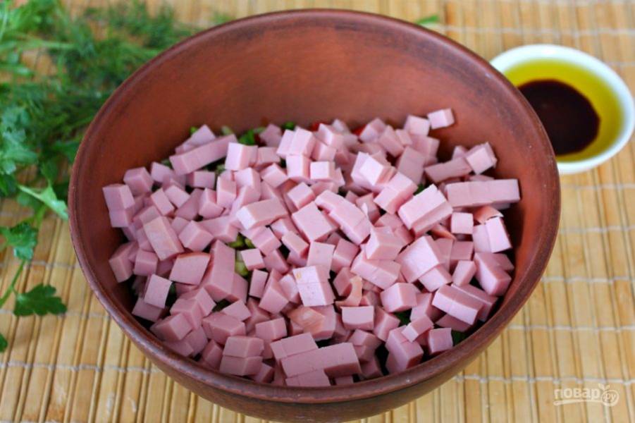 Добавляем нарезанную кубиками вареную колбасу. 