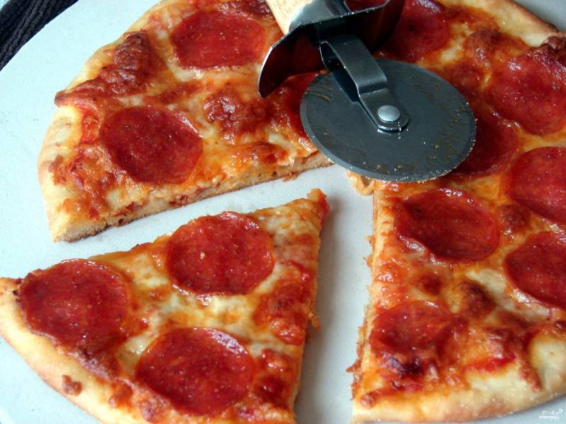 Пицца с копченой колбаской