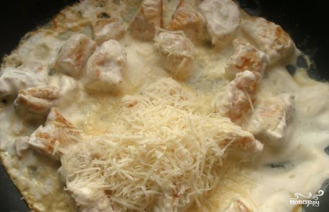 Сыр натираем на мелкой терке и добавляем к мясу вместе с солью и перцем. 