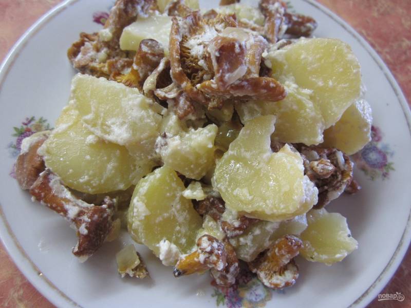 Грибы с луком и картошкой в сметане