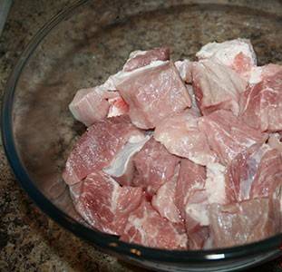 1. Если у вас нет возможности отправиться на шашлыки, то мясо можно приготовить и дома. Безусловно, аромата дымка от него не будет, но по сочности и мягкости свинина не уступит. Итак, нарезаем мясо.