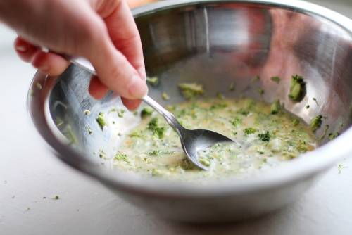 5. Отправить брокколи к яйцу и как следует перемешать. Для маленьких детей солить омлет необязательно, для более взрослых можно добавить одну щепотку соли. 