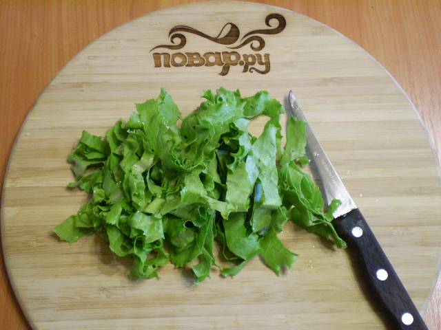 3. Чуть крупнее порежьте листья салата. Или порвите руками, так вы сохраните больше витаминов.