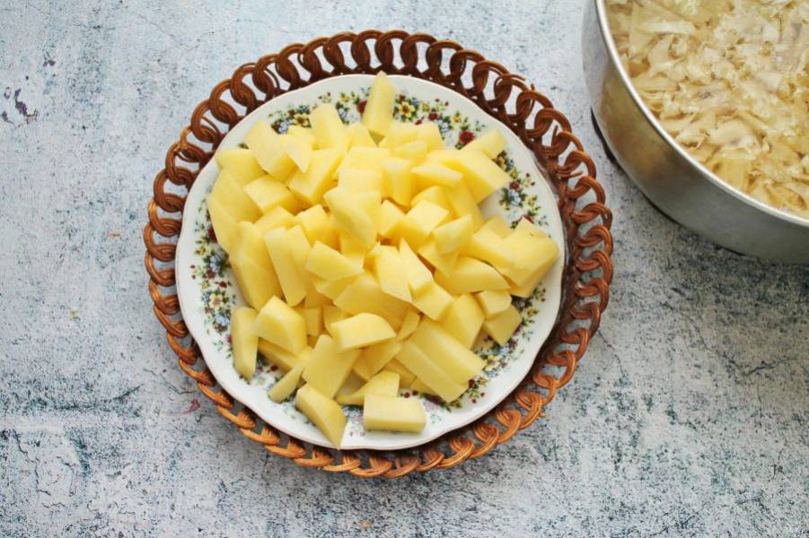 Картофель почистите и порежьте кубиком, выложите в суп и варите в течение 10 минут.