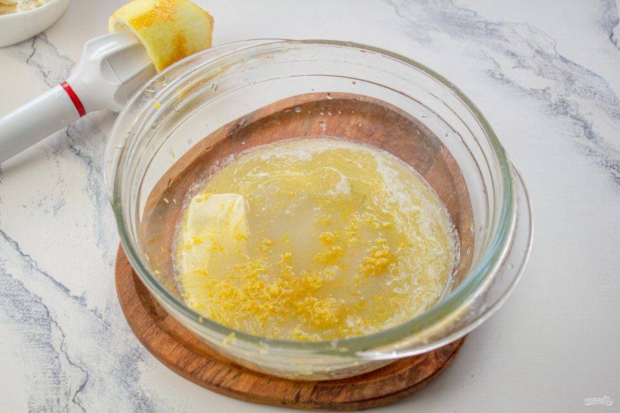 Мягкое сливочное масло взбейте с сахаром. Добавьте сок и цедру одного лимона.