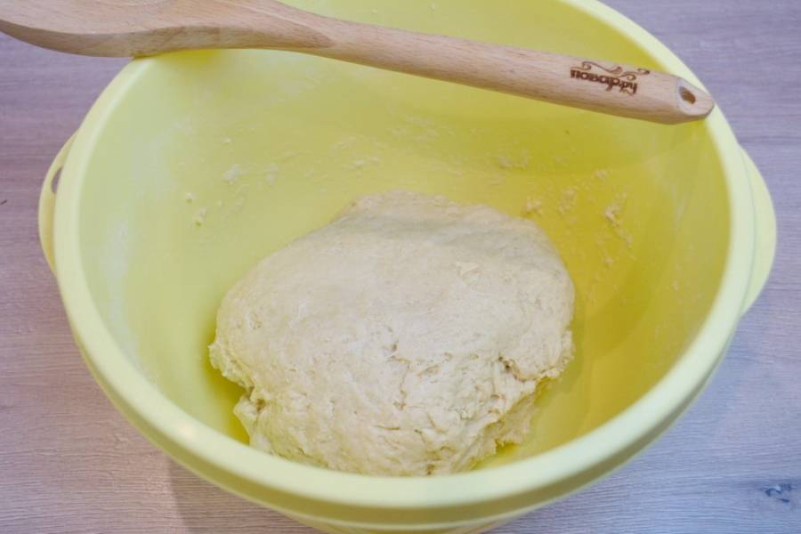 Влейте разведенный дрожжи в муку и замесите тесто. Когда тесто уже будет хорошо замешено, влейте к тесту растительное масло и снова замесите тесто. Миску с тестом затяните пленкой и оставьте на 2-3 часа.