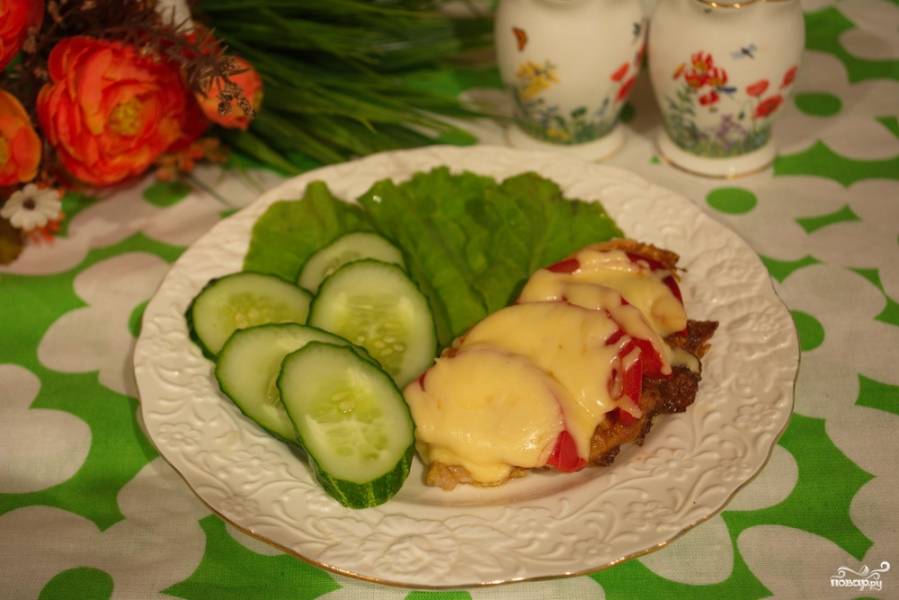 Куриные отбивные с помидорами и сыром в духовке. Рецепт с фото
