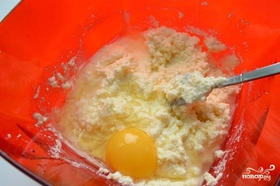 Введите в смесь яйца по одному, а потом просейте муку с рызрыхлителем. Перемешайте.