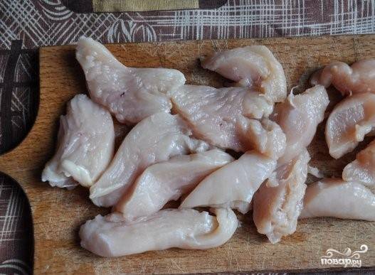 1. Перед тем как приготовить салат с сулугуни и курицей, филе курицы помойте. Просушите от лишней влаги. Нарежьте небольшими кусочками.