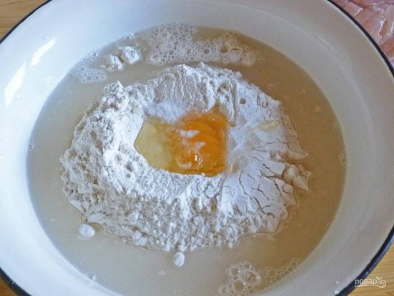 Для теста просейте муку, добавьте яйцо, соль и воду.