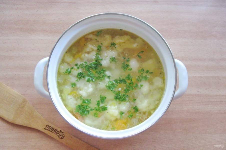 В готовый суп добавьте нарезанную петрушку или укроп.